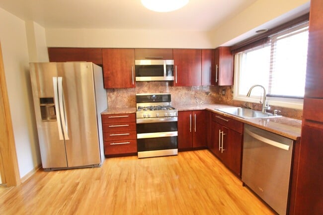 Building Photo - 7108 W Niles Ave