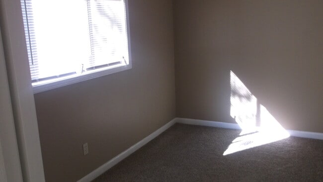 Building Photo - 673 W Raines Rd