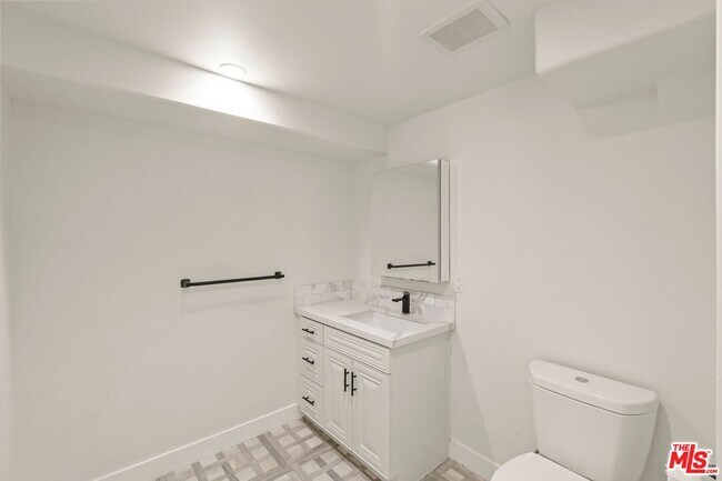 Building Photo - 5019 W Maplewood Ave