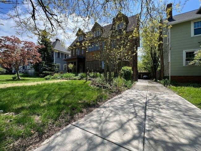 Building Photo - 3232 Clarendon Rd