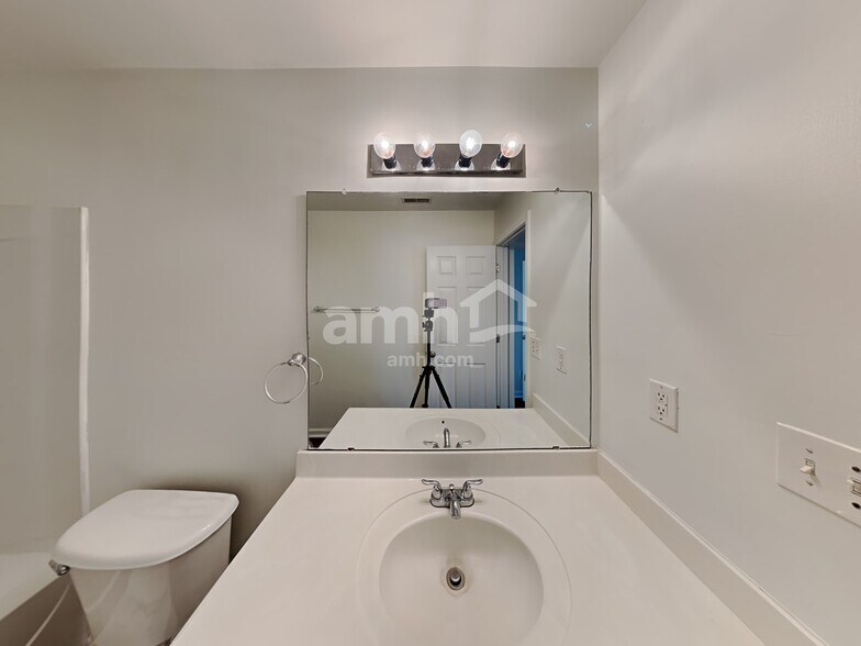 Building Photo - 9823 Jeanette Cir