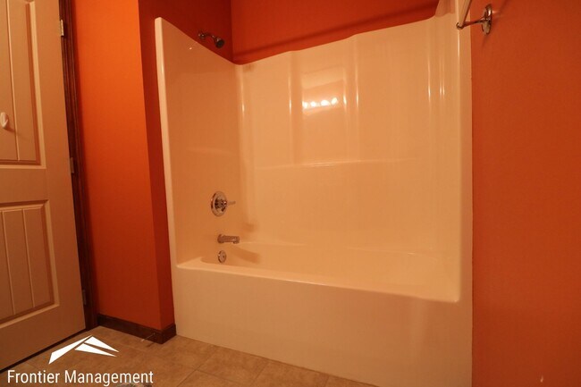 Building Photo - Gorgeous Duplex with Amazing View Off of Scenic Drive!