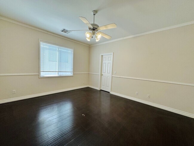Building Photo - GORGEOUS 2 STORY HOME WITH A GRAND ENTRY &...