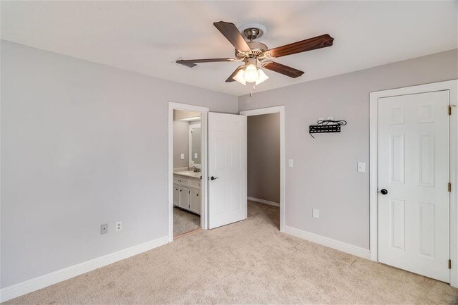 Building Photo - 307 Long Cove Dr