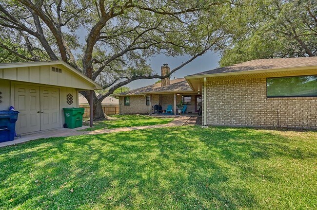 Building Photo - 1600 Pecan St