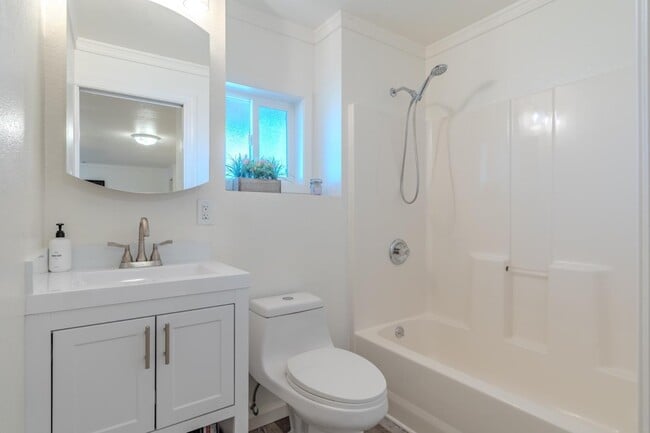 Building Photo - 820 Edgemar Ave