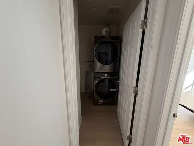 Building Photo - 1546 S Ogden Dr