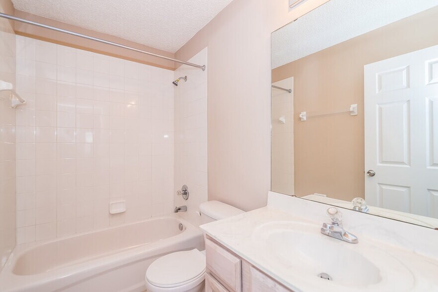 Building Photo - 1691 Northglen Cir