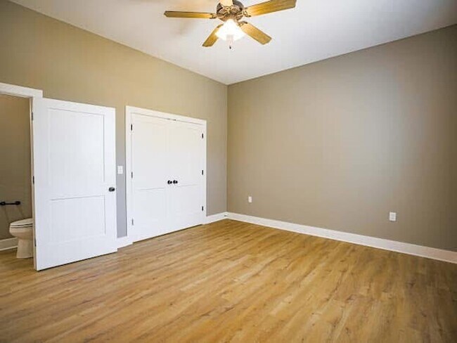 Building Photo - 13 Fernwood Dr