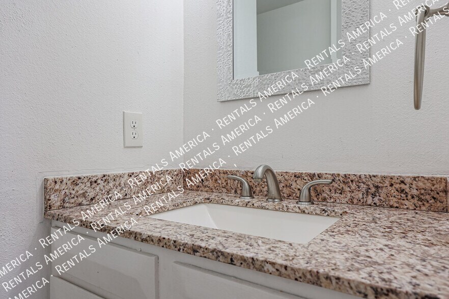 Building Photo - 6058 W Golden Ln