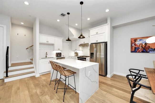 Building Photo - 849 Martin St