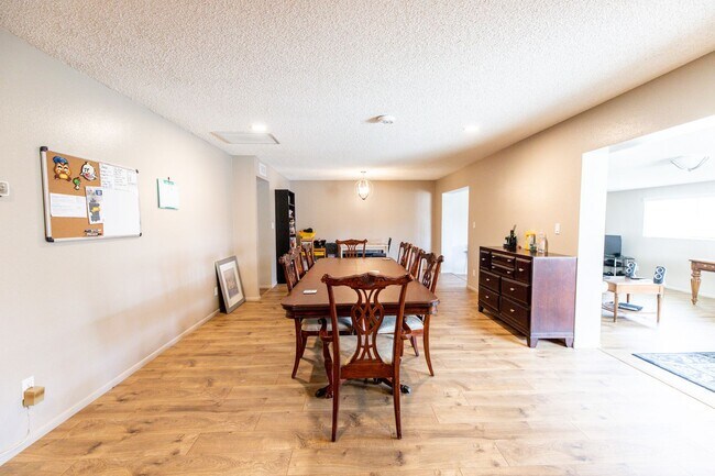 Building Photo - 6 Bedroom 3.5 Bathroom Tri-Level Home In Tempe close to ASU