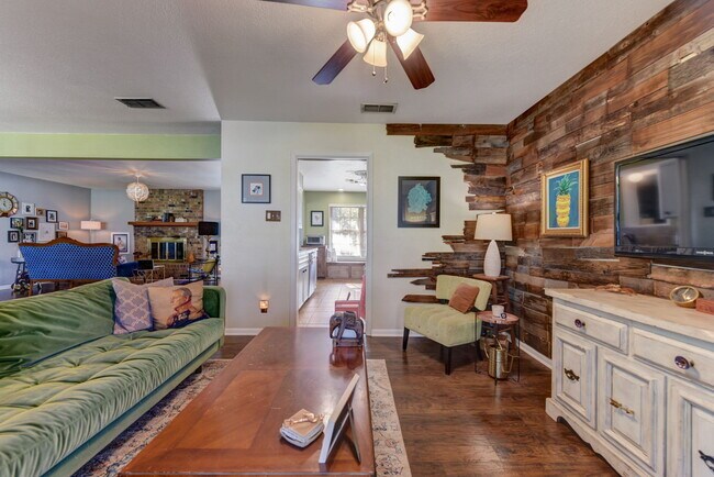 Building Photo - 210 Live Oak Dr