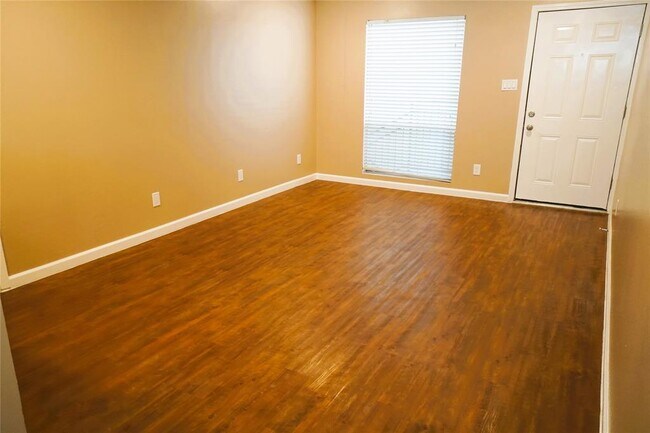 Building Photo - 2414 Mimosa Dr