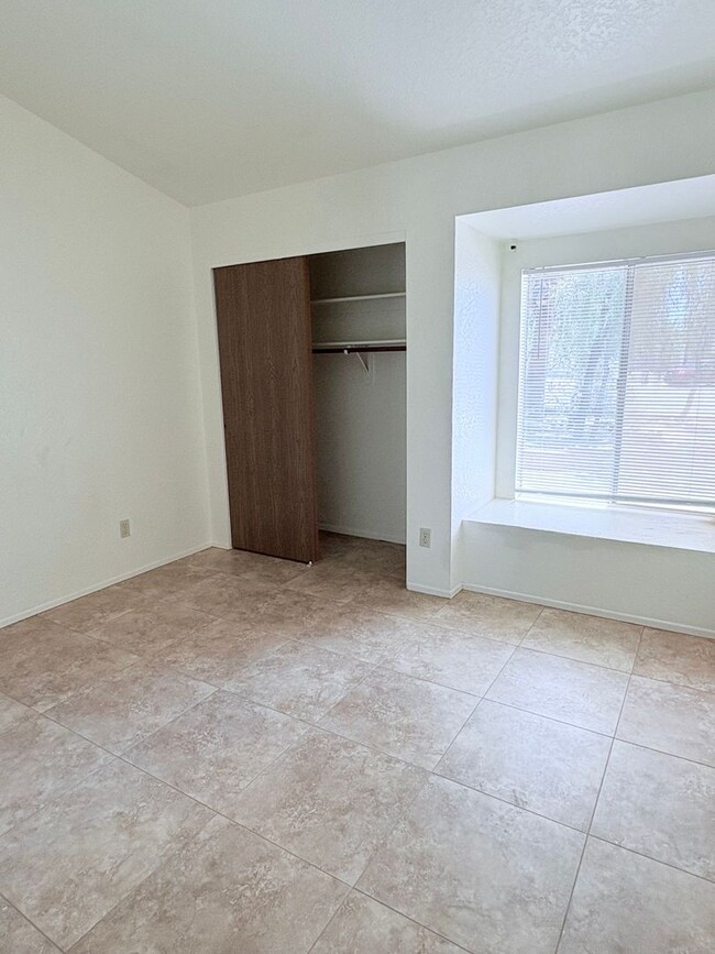 Building Photo - 3 bed/2 bath w/ large backyard