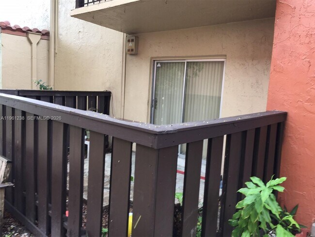 Building Photo - 10762 N Kendall Dr