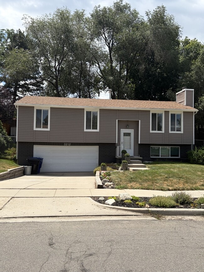 Building Photo - 3212 Hollyhock Hill