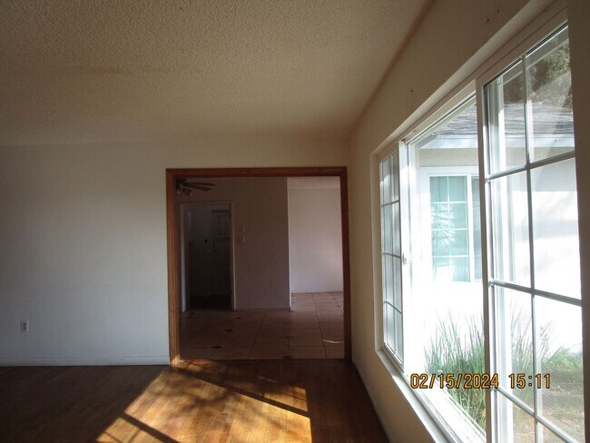 Building Photo - East Bakersfield Ready to Move In House wi...