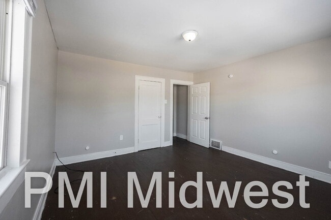 Building Photo - "Charming 3-Bed Duplex on Guilford Ave - A Cozy 1100 Sq Ft Retreat in Indianapolis!"