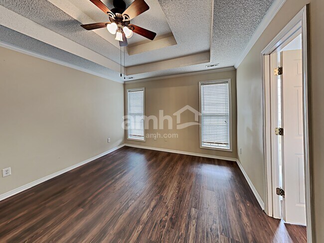 Building Photo - 910 Castlerock Way