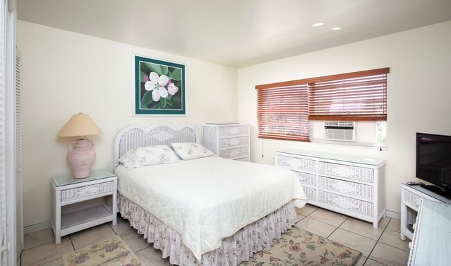 Building Photo - 3 bedroom 2 Bathroom Furnished Condo