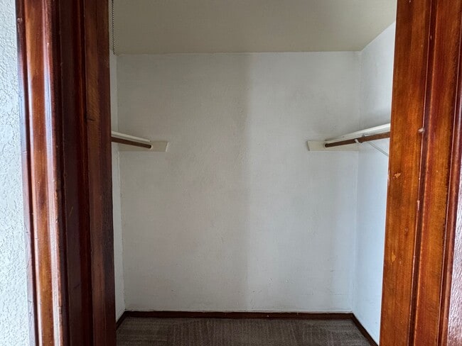 Building Photo - 207 E Hogan Dr