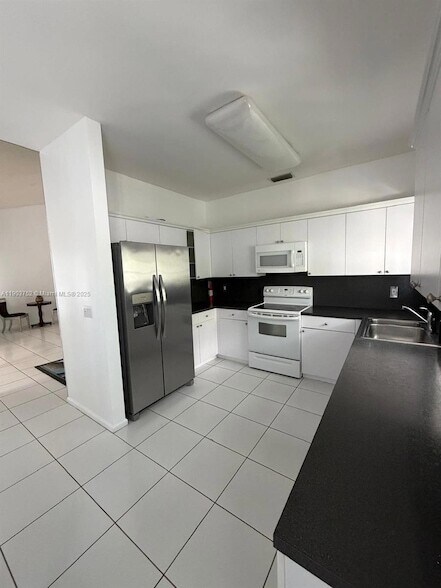 Building Photo - 11690 Briarwood Cir