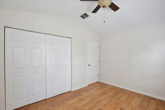 Building Photo - Stylish 3/2 Corner-Unit Condo with Resort ...