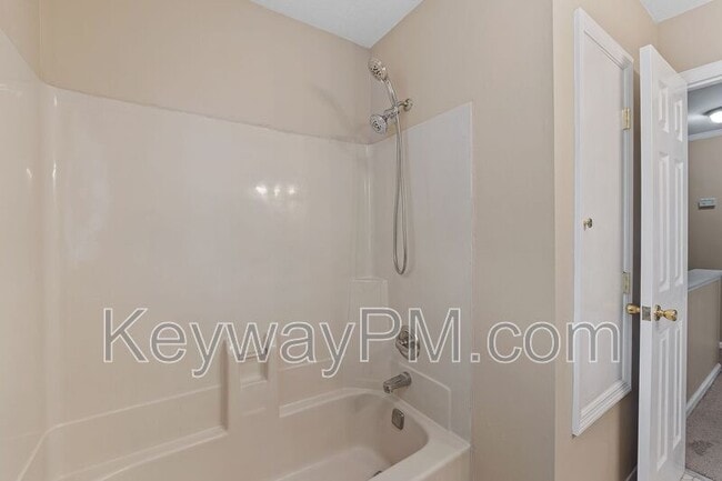 Building Photo - 2320 Greengate Dr