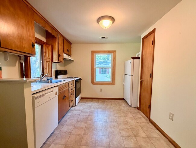 Building Photo - Rustic Ranch in Rehoboth