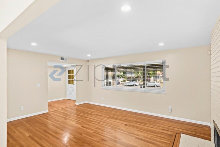 Building Photo - Unit