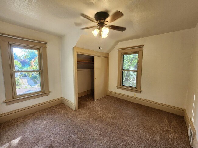 Building Photo - 907 S Walts Ave