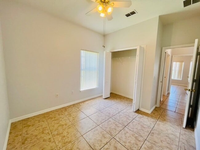 Building Photo - Kissimmee - 3 Bedroom, 2 Bathroom Single Family Home in a Gated Community.