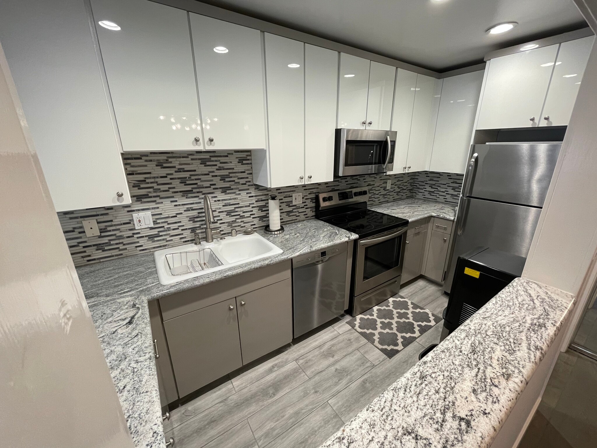Remodeled contemporary kitchen - 901 10th St