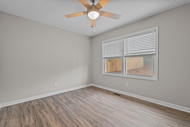 Building Photo - Experience Modern Living: Newly Renovated 1 Bed, 1 Bath Apartment Coming Soon!