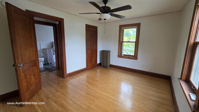 Building Photo - Beautiful 3bed 1 bath Duplex in Minneapoli...