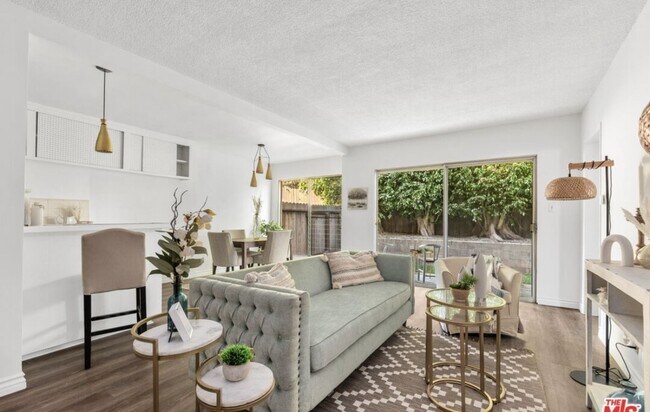 Building Photo - Corner-Unit 1 Bedroom with HUGE Outdoor Space