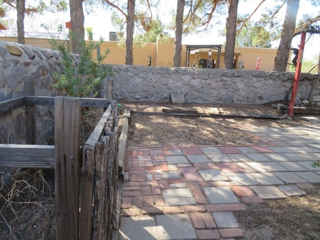 Building Photo - Clean 3 Bedroom 2 Bath Home For Rent