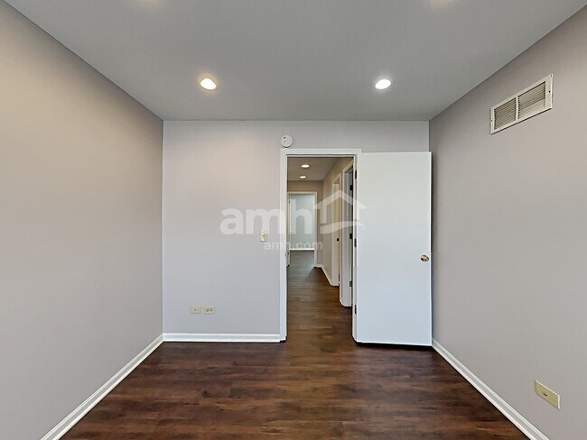 Building Photo - 5756 Emerald Pointe Drive