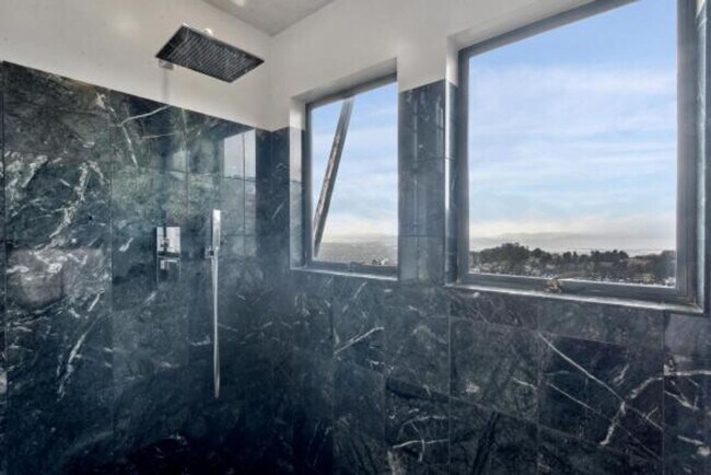Building Photo - Luxury Living Above The Bay -- Iconic views!