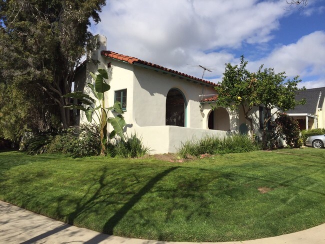 Two private patios - 1265 Carmona Ave