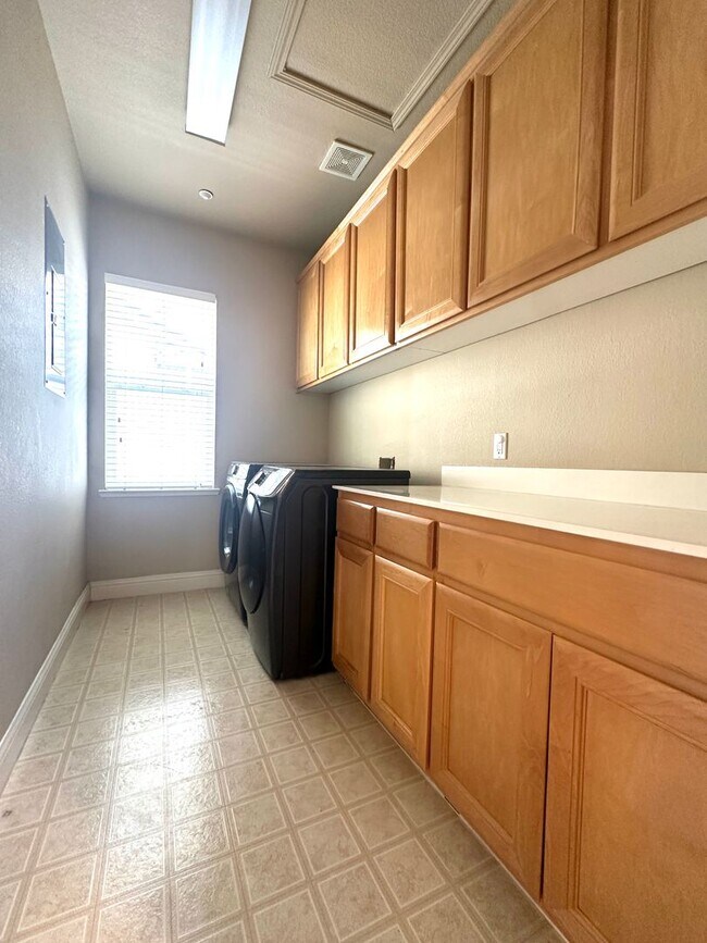 Building Photo - 2369 Fernwood Ln