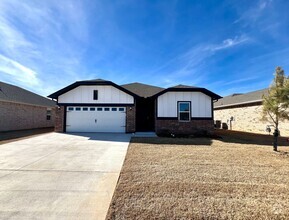 Building Photo - 3 Bedroom 2 Bathroom 2 Car Garage Home in ...