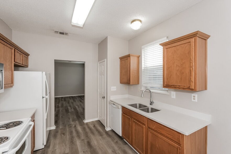 Building Photo - 2413 Wildwood Ln