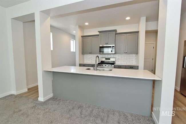 Building Photo - Gorgeous, Sparkling Clean Home, 15 Minutes...