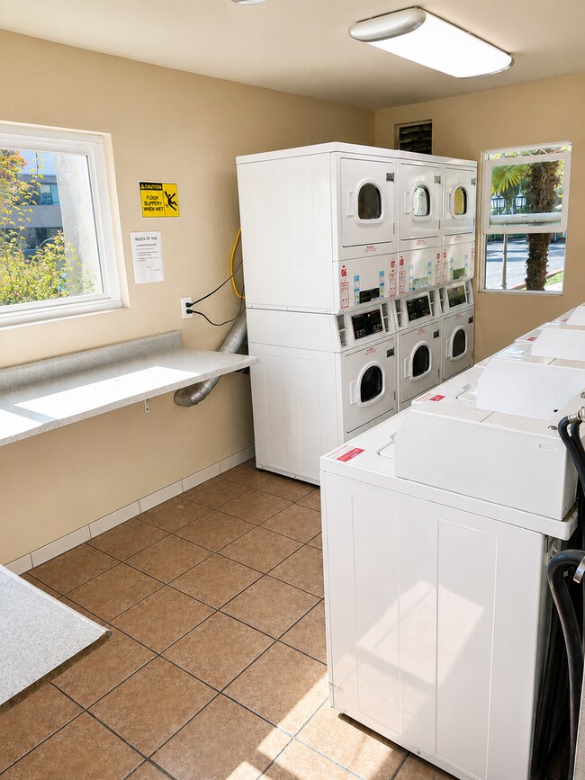 Building Photo - Beautiful Updated 2 Bed / 1.5 Bath Condo