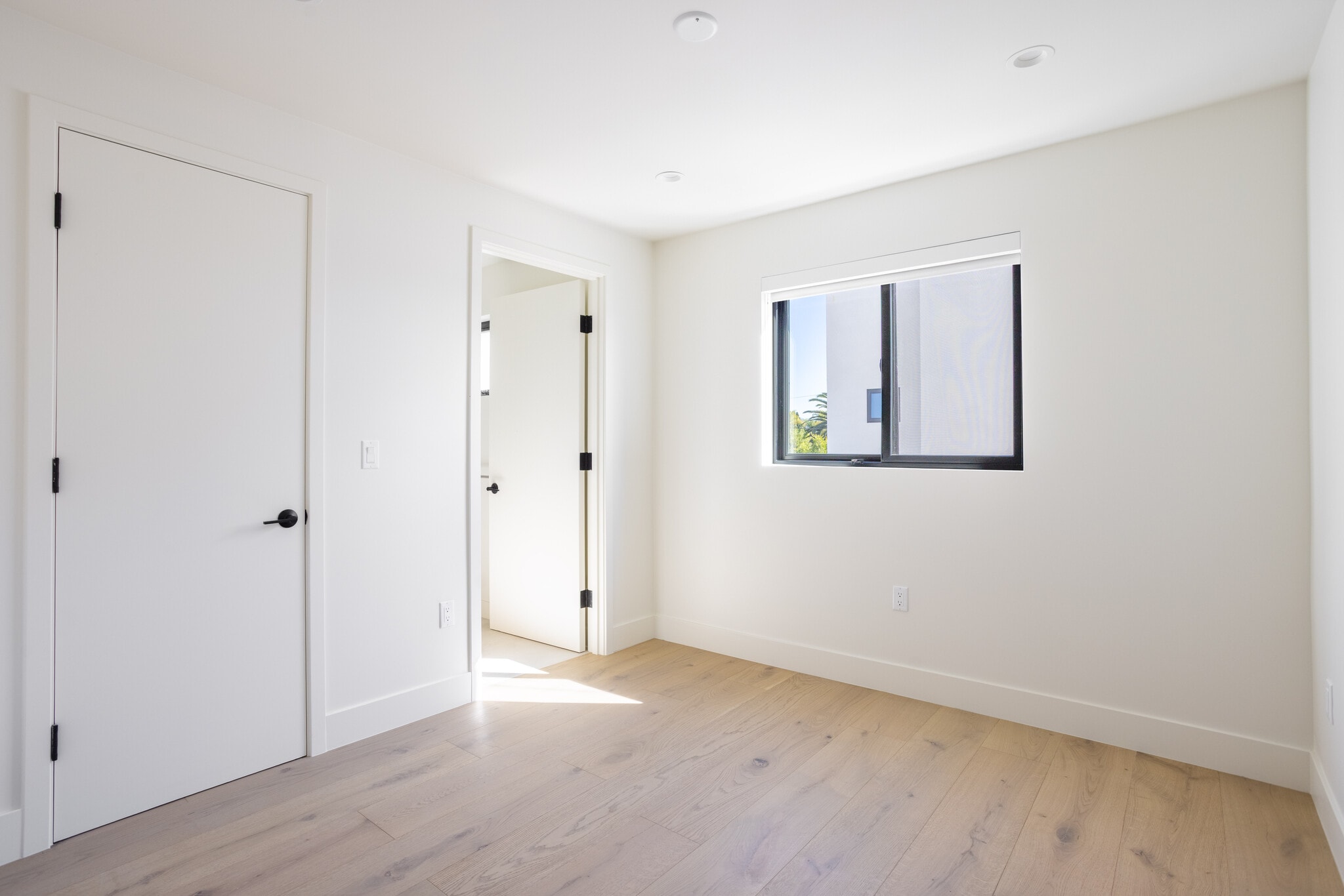 Building Photo - 456 N Poinsettia Pl