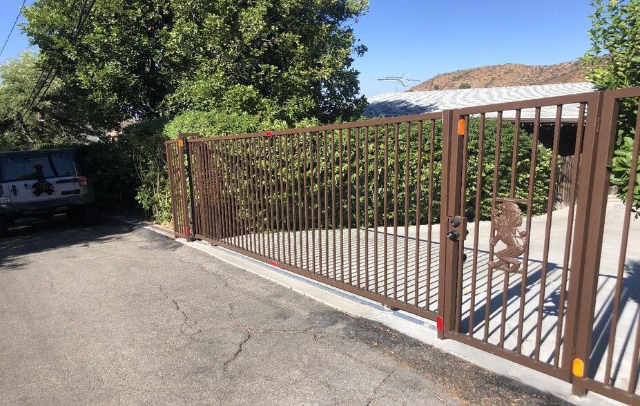 Motorized Gate - 3548 Gladiola Dr