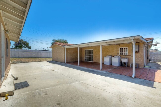Building Photo - Three bedroom two bath home- fenced yard! - Castle Park