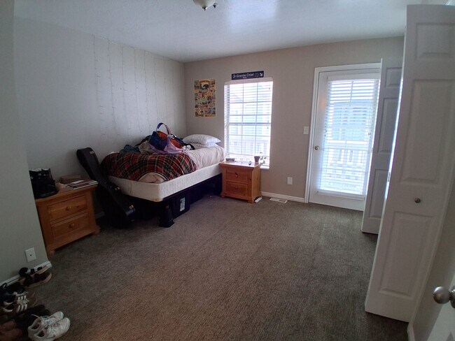 Building Photo - 986 900 E